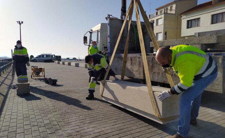 La redistribución de los bancos del puerto de Palmeira permite habilitar aparcamientos y acera