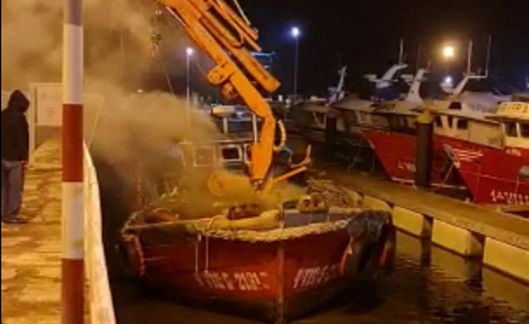 Un cortocircuito provoca un incendio en un barco bateeiro en el puerto de Vilanova