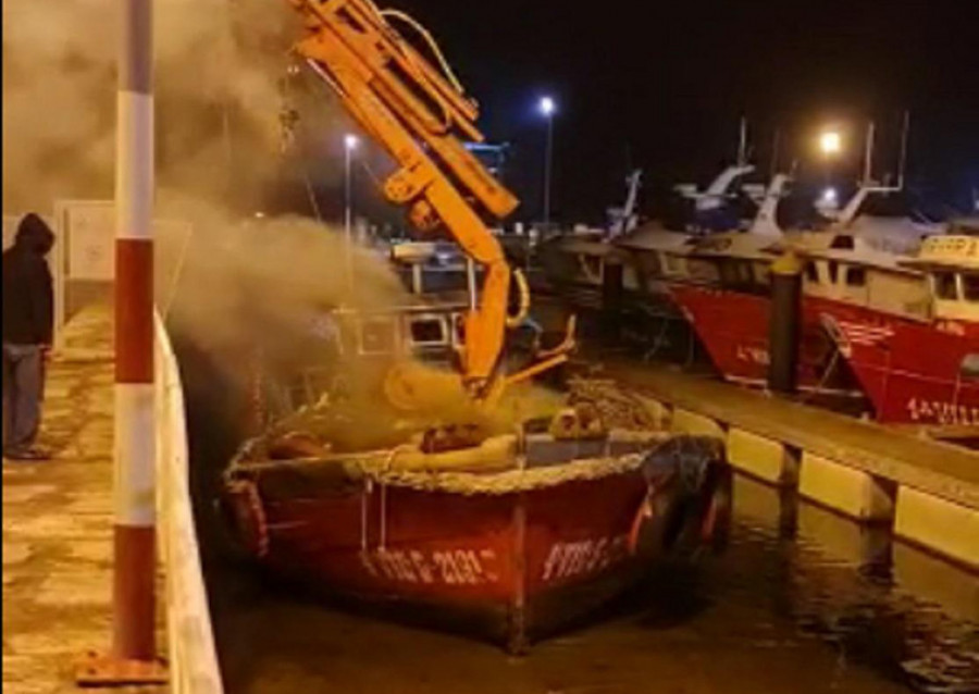 Un cortocircuito provoca un incendio en un barco bateeiro en el puerto de Vilanova