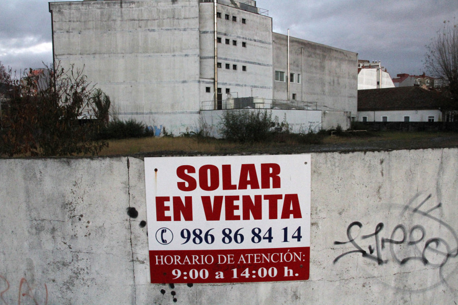 Un solar sin dueño con vistas a un juzgado colapsado