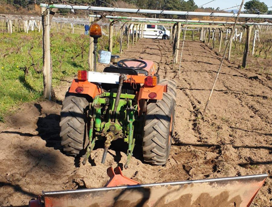 Una meañesa pierde una pierna tras sufrir un accidente con una fresadora en una finca de Castrelo