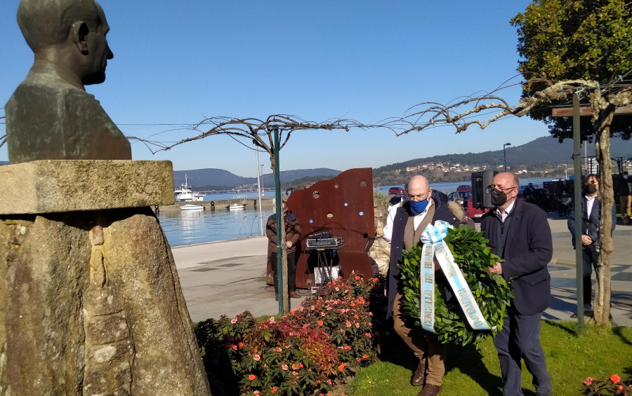 Rianxo reivindica la valentía de Castelao en la ofrenda floral ante el busto del ilustre galleguista