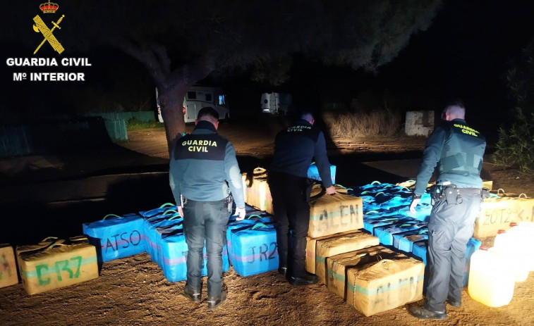 Arrestan a dos isleños en Huelva en una narcolancha con 2,1 toneladas de hachís