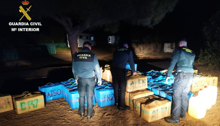 Arrestan a dos isleños en Huelva en una narcolancha con 2,1 toneladas de hachís