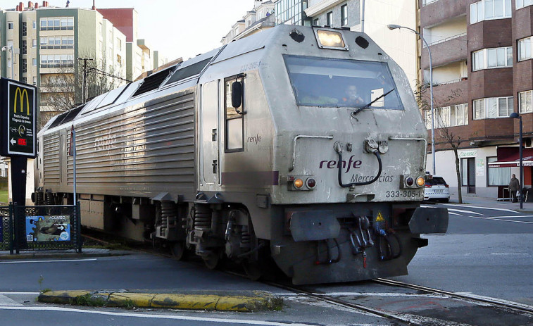 El Concello alega que el paso del tren es “anecdótico” y de “apenas uns minutos”