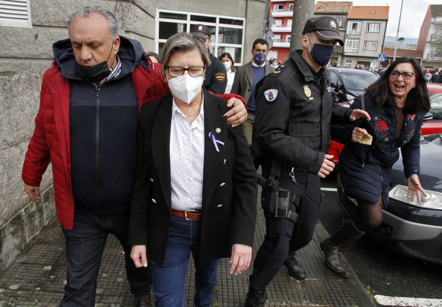 Los bateeiros acorralan, abuchean e increpan a Rosa Quintana y exigen que tumbe la norma de la mejilla