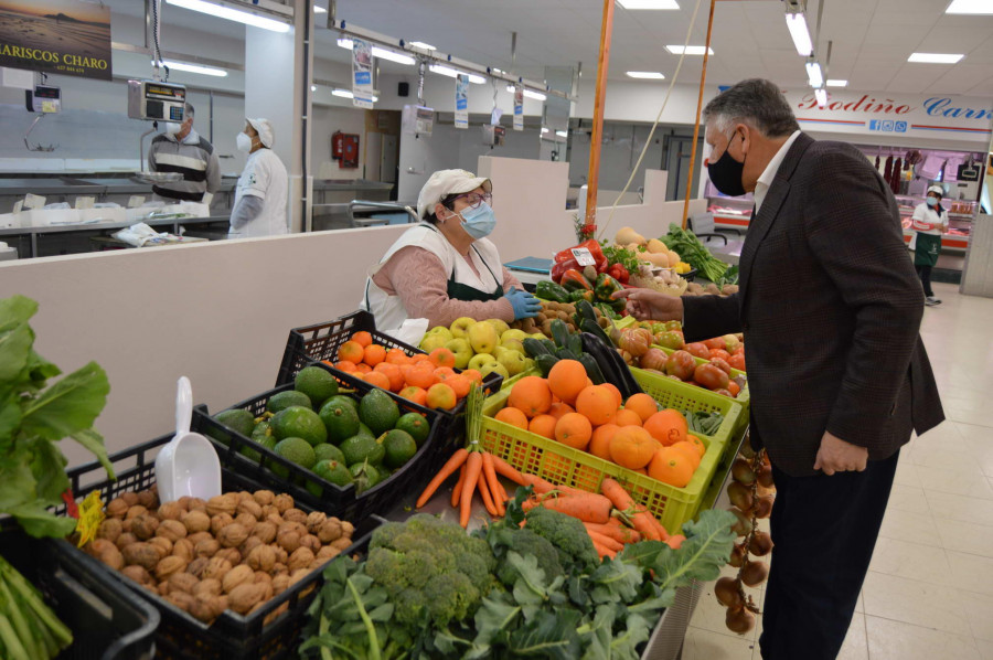 Vendedores y clientes estrenan satisfechos el local de la calle Progreso donde estarán tres años