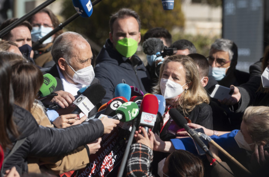 Nadia Calviño avanza un plan de atención en bancos para personas mayores para finales de mes