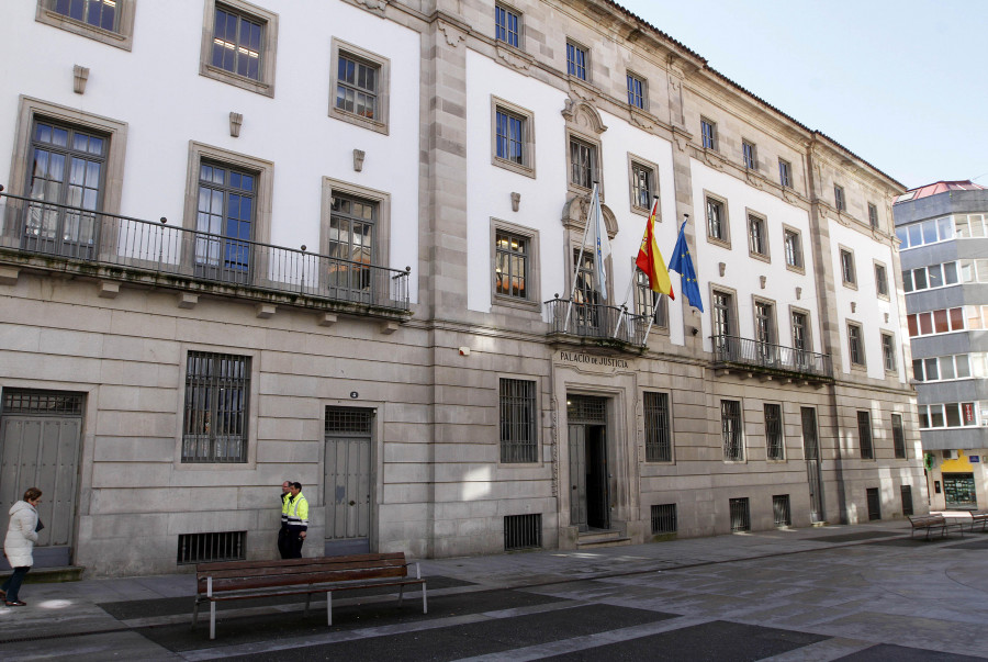 Absuelven de un delito de desobediencia a vecinos de Corón que impidieron una obra con macetas y coches aparcados