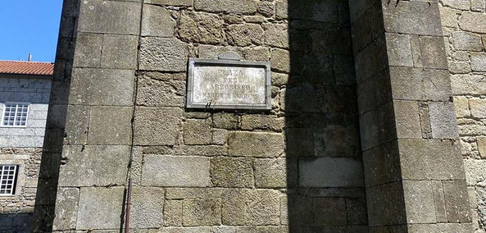 Caldas restaura la placa de mármol de 1891 pegada a la iglesia de Santo Tomás