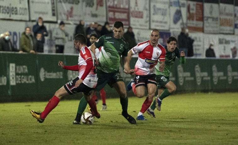 El Arosa suma un punto de oro ante un Arenteiro que perdonó