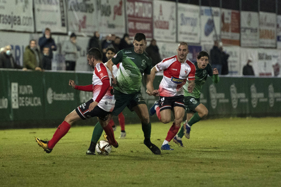 El Arosa suma un punto de oro ante un Arenteiro que perdonó