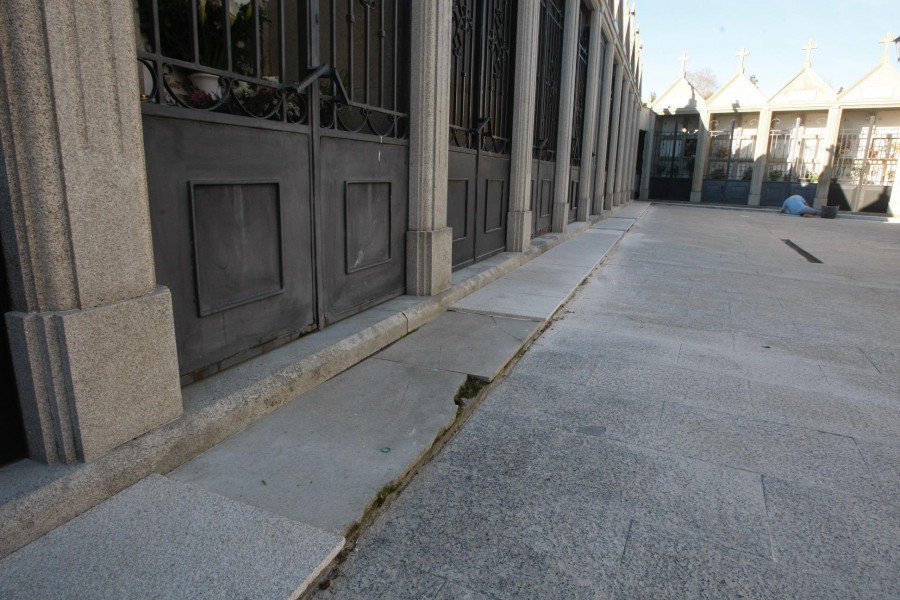 Los críticos del cementerio de Vilariño recurren a una abogada para conseguir la documentación