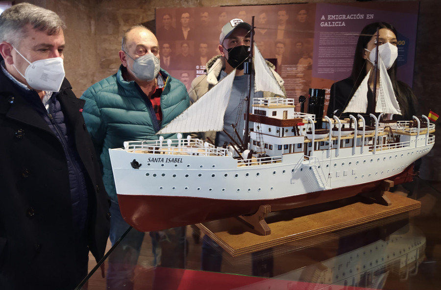 El modelista pobrense Juan Antonio Varela dona al Museo Municipal de Ribeira una maqueta a escala del vapor “Santa Isabel”