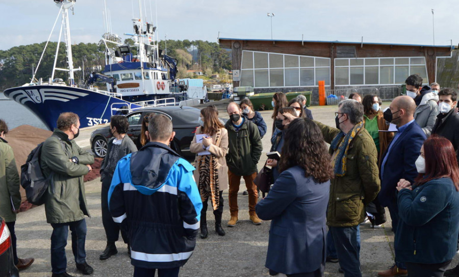 Una docena de interesados visitan el puerto de Portonovo para proyectar su reordenación