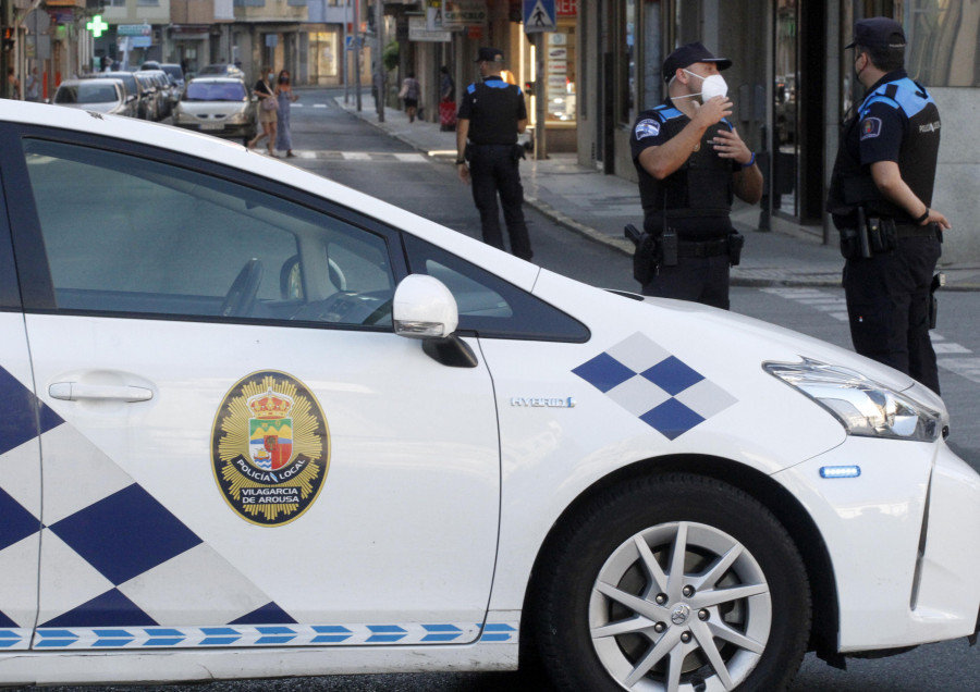 Arrojan una botella contra el parabrisas de un vehículo de la Policía Local de Vilagarcía y el coche queda inutilizado