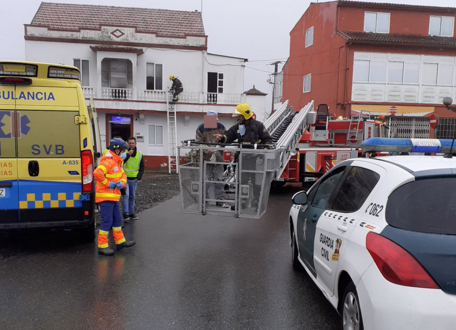 Rescatado de un balcón un hombre que se protegía de un incendio en su casa de Exipto, en Boiro