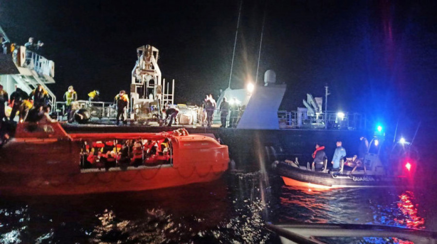 Doce personas están desaparecidas tras el incendio de un ferry en Grecia
