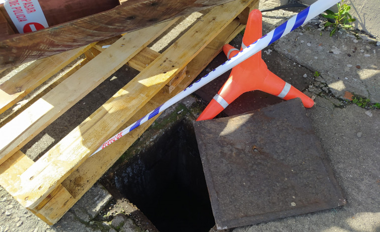 Herido un trabajador al ceder la tapa que cubría un agujero en la zona portuaria de Ribeira