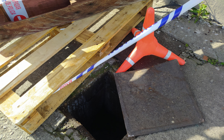 Herido un trabajador al ceder la tapa que cubría un agujero en la zona portuaria de Ribeira