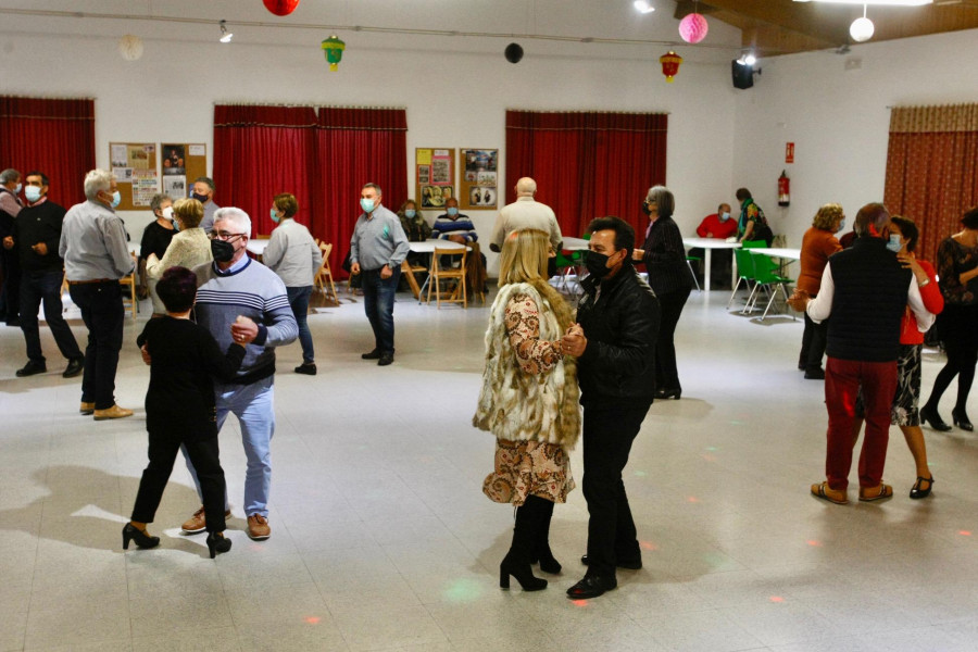 Los mayores de Corón vuelven al baile tras el largo paréntesis pandémico