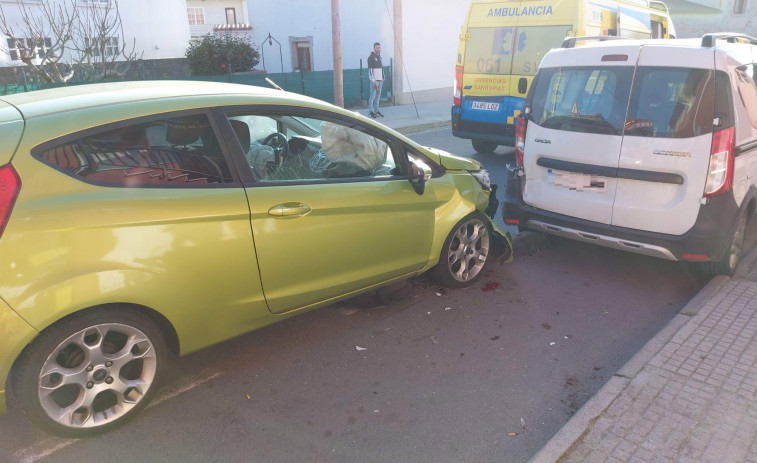 Herida una mujer en un accidente en el que un coche impactó contra otro vehículo aparcado en Carreira