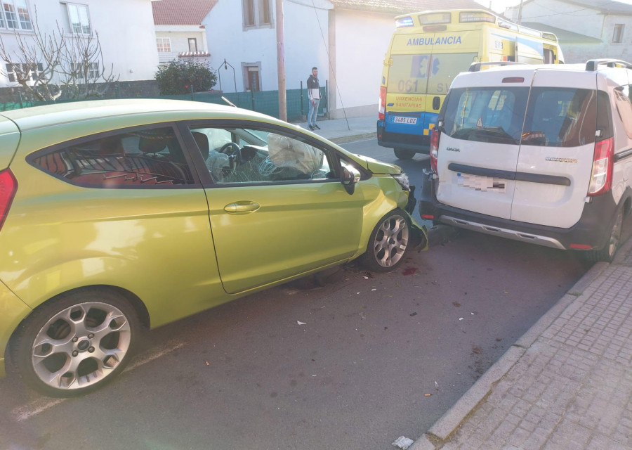 Herida una mujer en un accidente en el que un coche impactó contra otro vehículo aparcado en Carreira