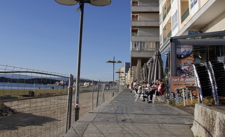 La APLU retirará la terraza ilegal del  paseo marítimo si no lo hace el propietario