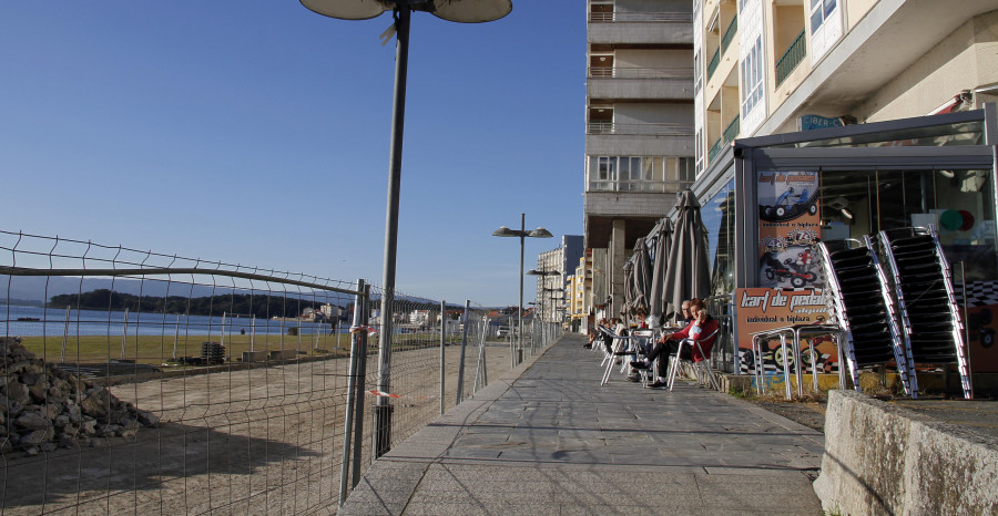 La APLU retirará la terraza ilegal del  paseo marítimo si no lo hace el propietario