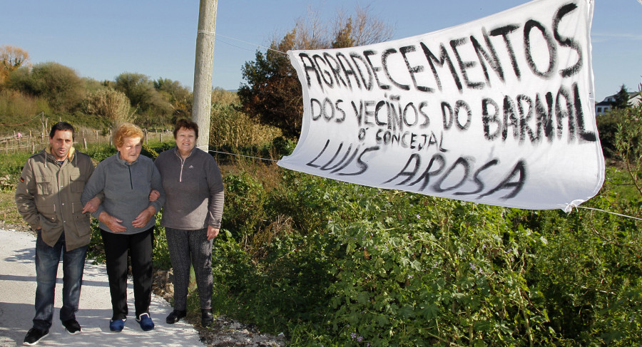 Pancarta en A Illa para agradecer una obra de alcantarillado esperada 40 años