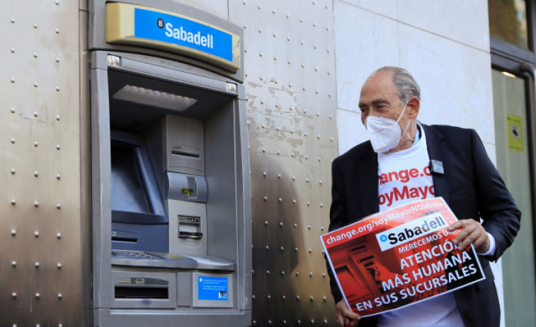 La banca mejora los horarios y la atención a los mayores ante el clamor popular