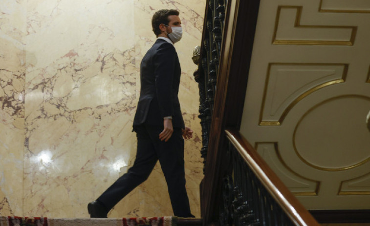 Casado, aplaudido por los suyos, defiende la democracia y abandona el pleno