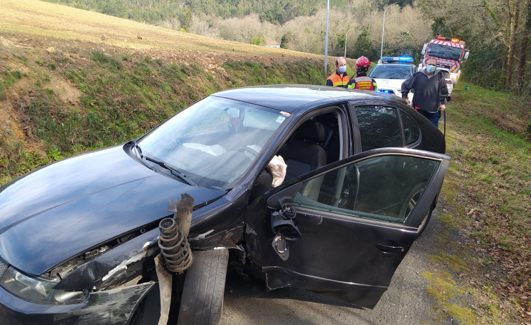 Heridas tres personas en un accidente de tráfico entre dos coches en la carretera de San Isidro, en A Pobra