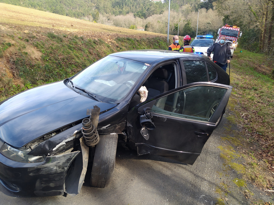 Heridas tres personas en un accidente de tráfico entre dos coches en la carretera de San Isidro, en A Pobra