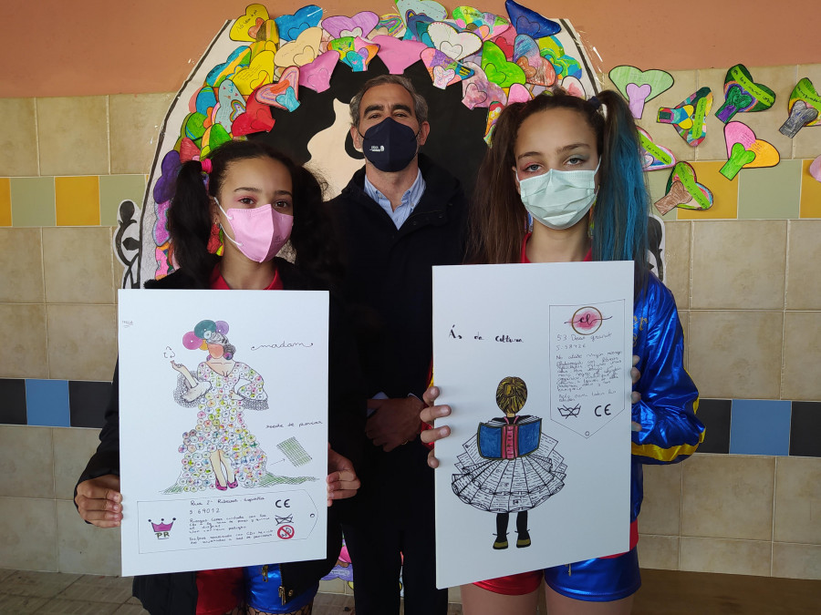 Paola Mariño y Clara Chouza, del colegio Frións, ganan el concurso “Deseña o teu disfrace seguro”