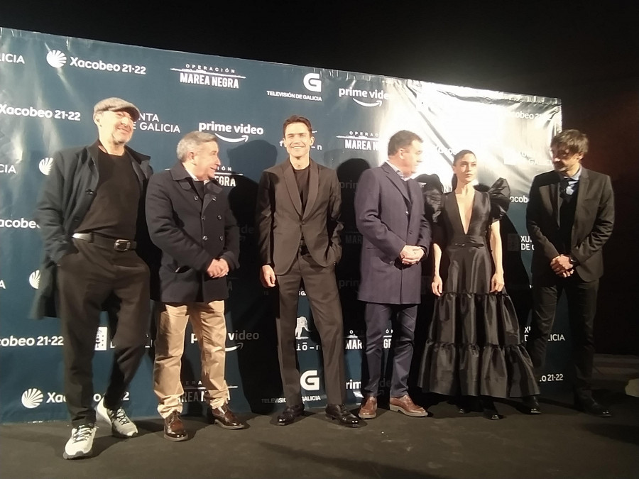 Una marea sucumbe al actor Álex González de negro