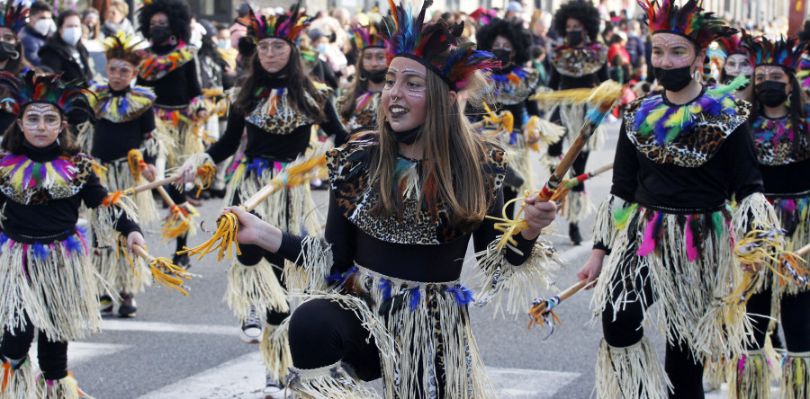 “A tribu”, “Foliada” e “Ibertroula” ganan el concurso de carrozas de Cambados