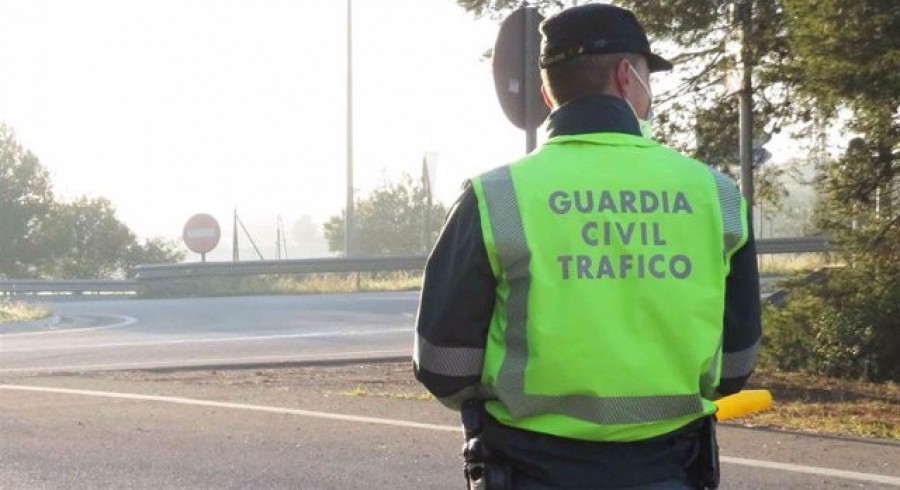 Heridos dos jóvenes tras salirse de la vía un vehículo y chocar contra el muro de una casa en Ordes