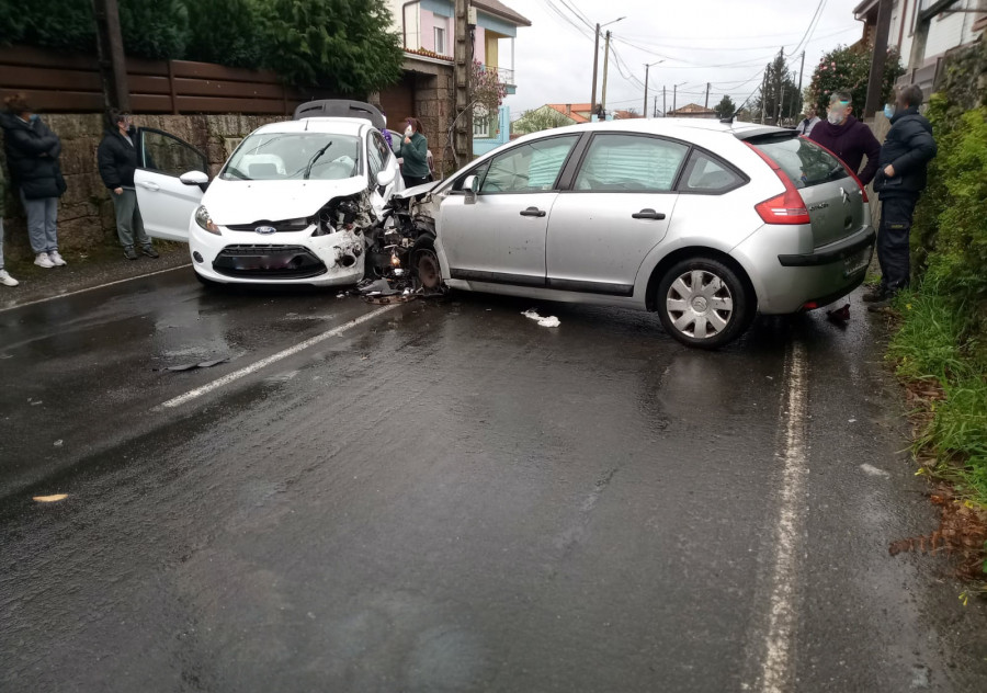 Herida una joven en una colisión frontal con un vehículo a los mandos de un conductor sin carné en A Pobra