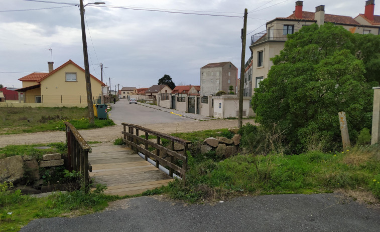 Nadie se interesa por construir el puente que una las márgenes del río Listres en Os Areeiros