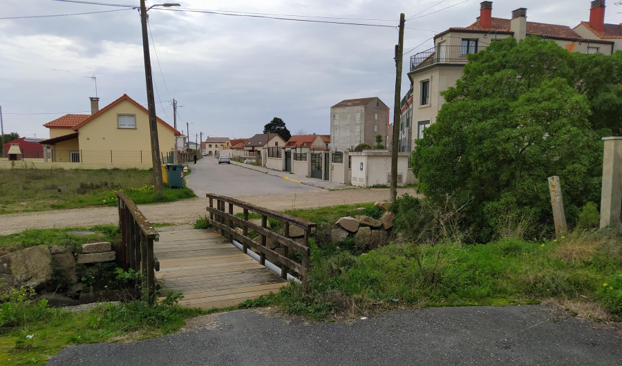 Nadie se interesa por construir el puente que una las márgenes del río Listres en Os Areeiros