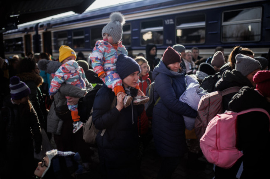 Acnur eleva a casi 900.000 el número de refugiados que han huido de Ucrania