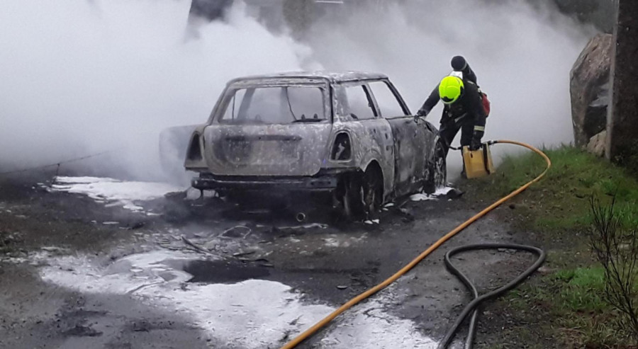 Aparece en una pista de Vilagarcía un coche sustraído en Madrid