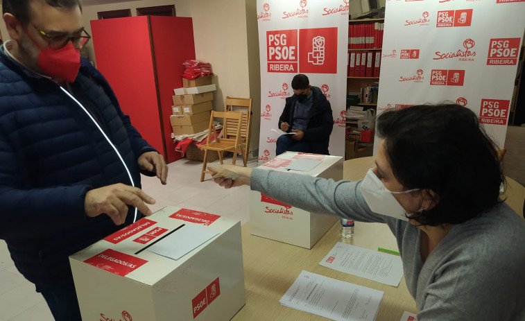 José Manuel Suárez-Puerta y Dolores Fernández Guillán aspirarán a ser el secretario xeral del PSOE de Ribeira