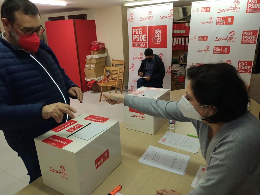 José Manuel Suárez-Puerta y Dolores Fernández Guillán aspirarán a ser el secretario xeral del PSOE de Ribeira