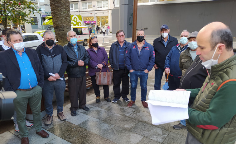 Entregan 1.055 firmas en rechazo a la implantación de la dirección única en la Rúa Castelao de Aguiño