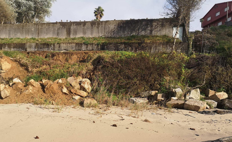 El muro de la playa de Fontenla sufre un derrumbe y el Concello urge su reparación a Costas