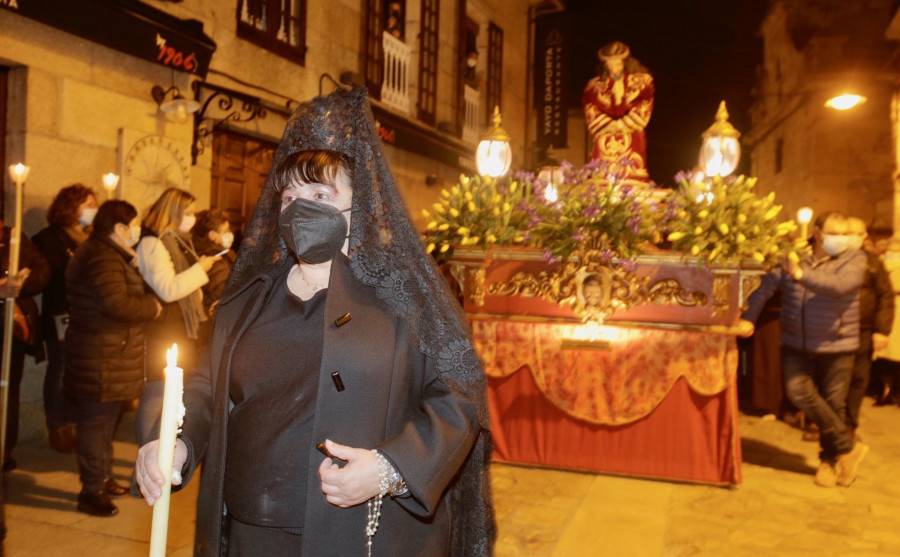 La procesión del Nazareno tomó de nuevo las calles de Cambados tras el parón pandémico