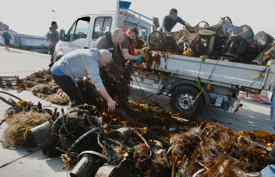 Retiran más de una tonelada de basura de los fondos de O Areoso