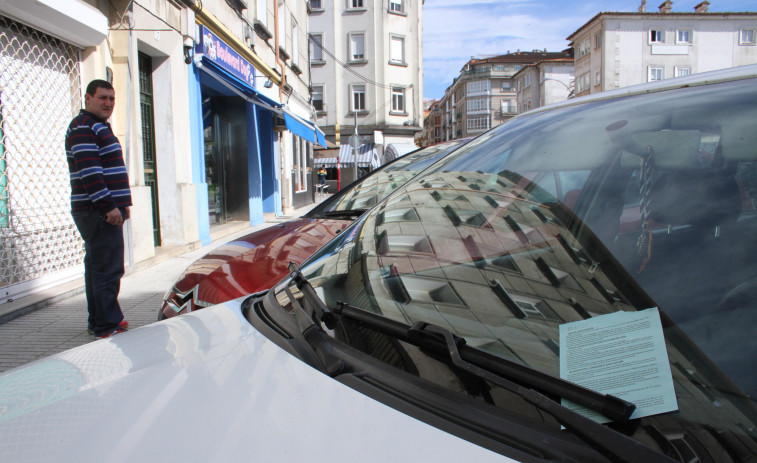 Los aparcamientos indebidos aglutinan la mayoría de las multas de tráfico en Vilagarcía